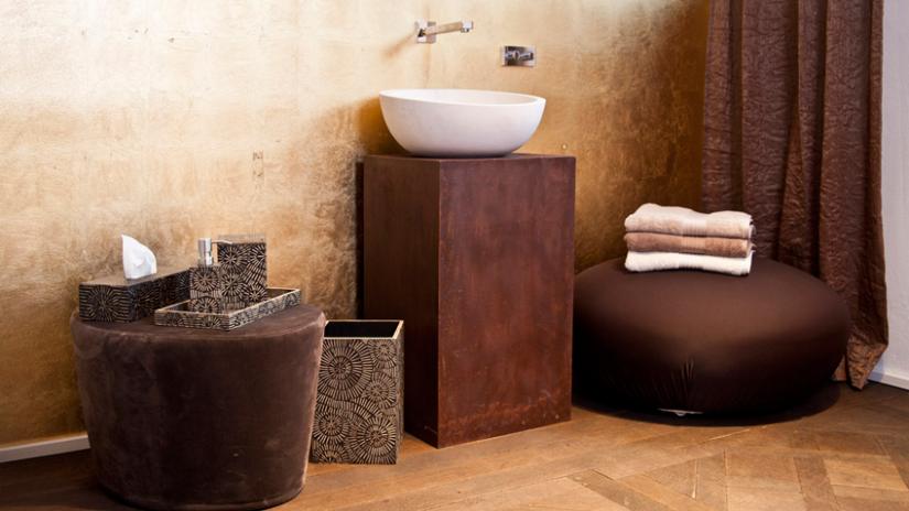 Также стоит установить в комнате потолочный вентилятор и обставить деревянной мебелью - экзотические породы дерева особенно полезны в ванной комнате, потому что они более устойчивы к влаге, чем местные породы