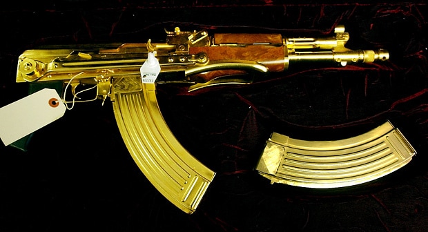 АК-47 из Ирака, который считается позолоченным, выставлен в Бюро таможенного и пограничного контроля в Атланте