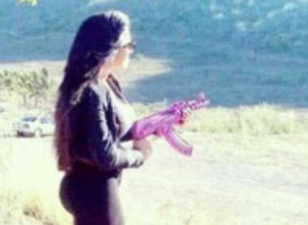 Клаудия Очоа Феликс, с ее розовой штурмовой винтовкой АК-47, назвавшей ее «Черная вдова», считается, что Клаудия стала главой самой смертоносной банды мафиозных наркоманов в Мексике