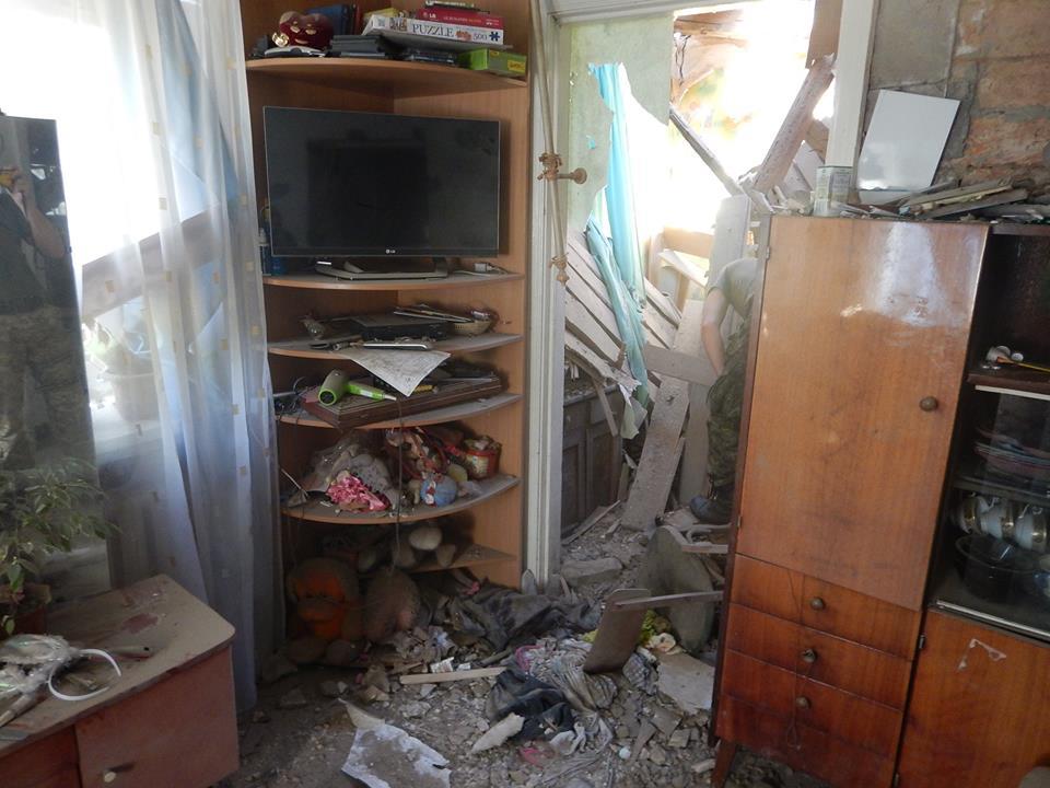Во двор дома, хозяин которого утром 24 августа погиб от обстрела боевиков, попали 6 снарядов калибра 152 мм