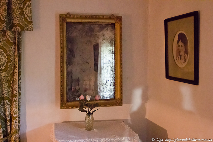 Есть и различные бытовые мелочи, например, зеркало, в которое смотрела семья Коцюбинских